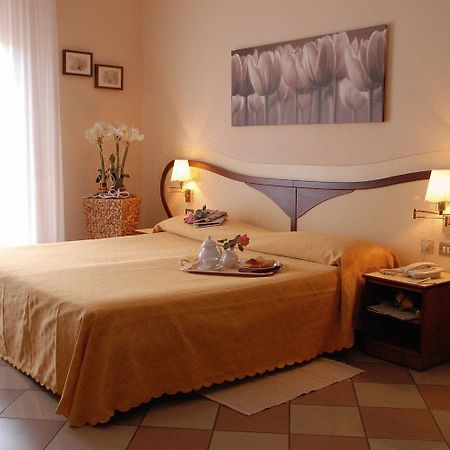 Hotel La Fenice Формиджине Екстериор снимка