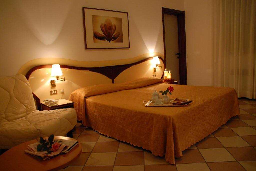 Hotel La Fenice Формиджине Стая снимка