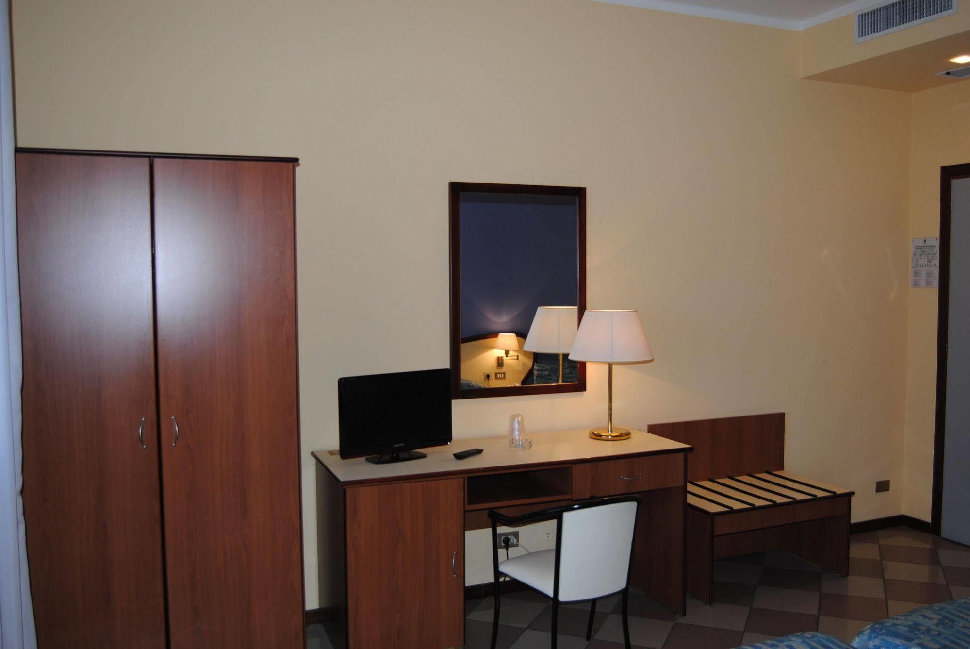 Hotel La Fenice Формиджине Екстериор снимка