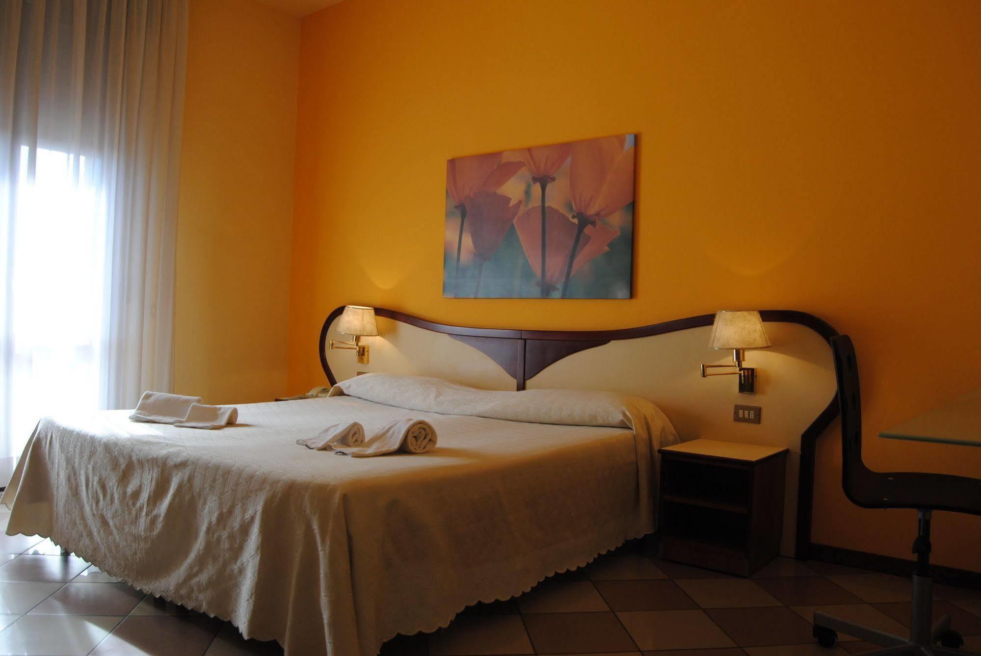 Hotel La Fenice Формиджине Екстериор снимка