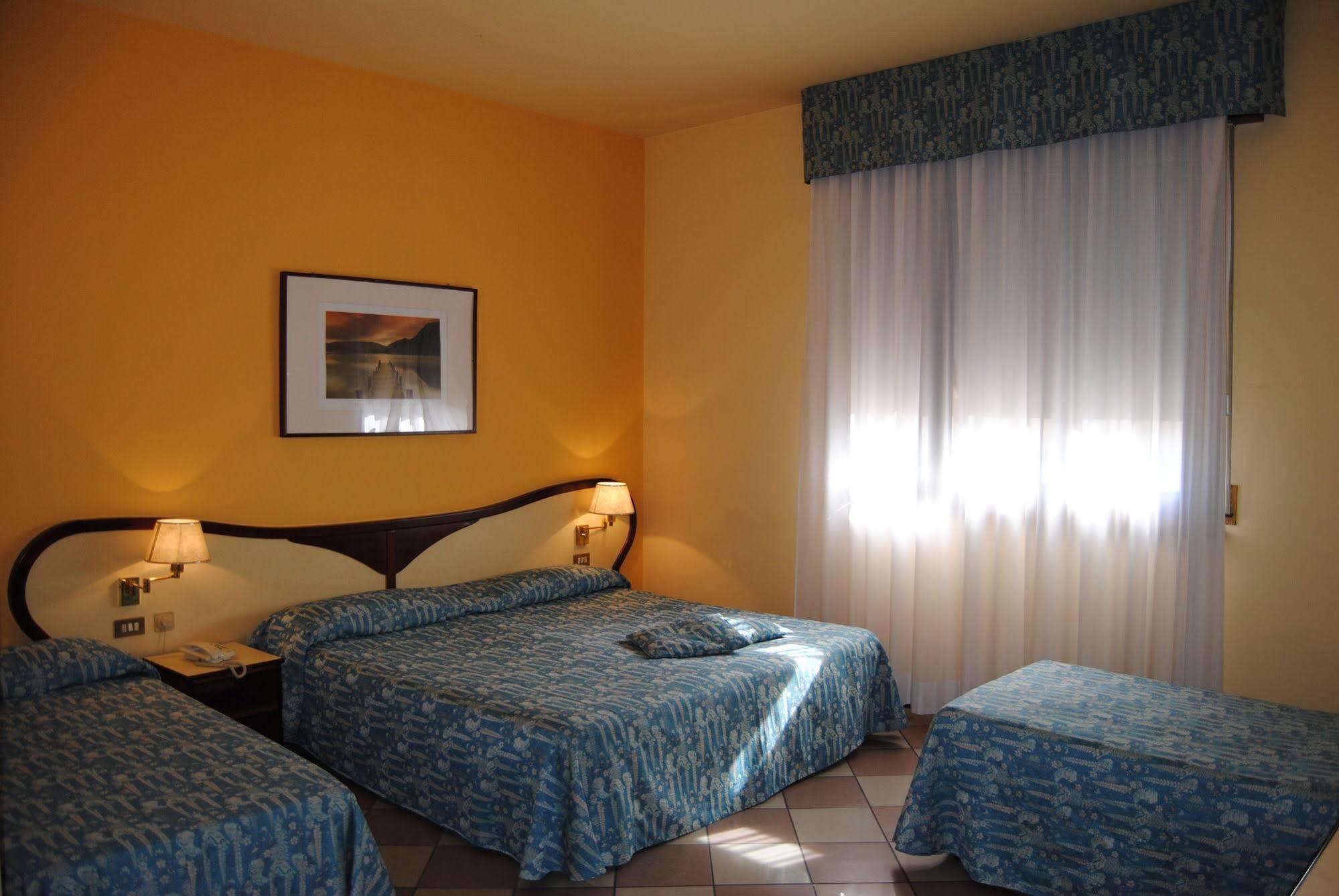 Hotel La Fenice Формиджине Екстериор снимка
