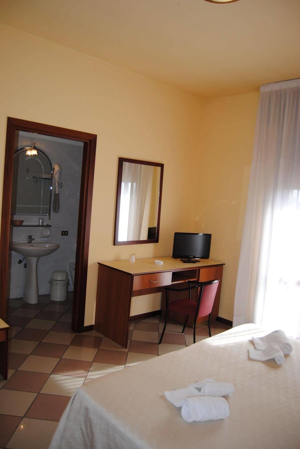 Hotel La Fenice Формиджине Екстериор снимка