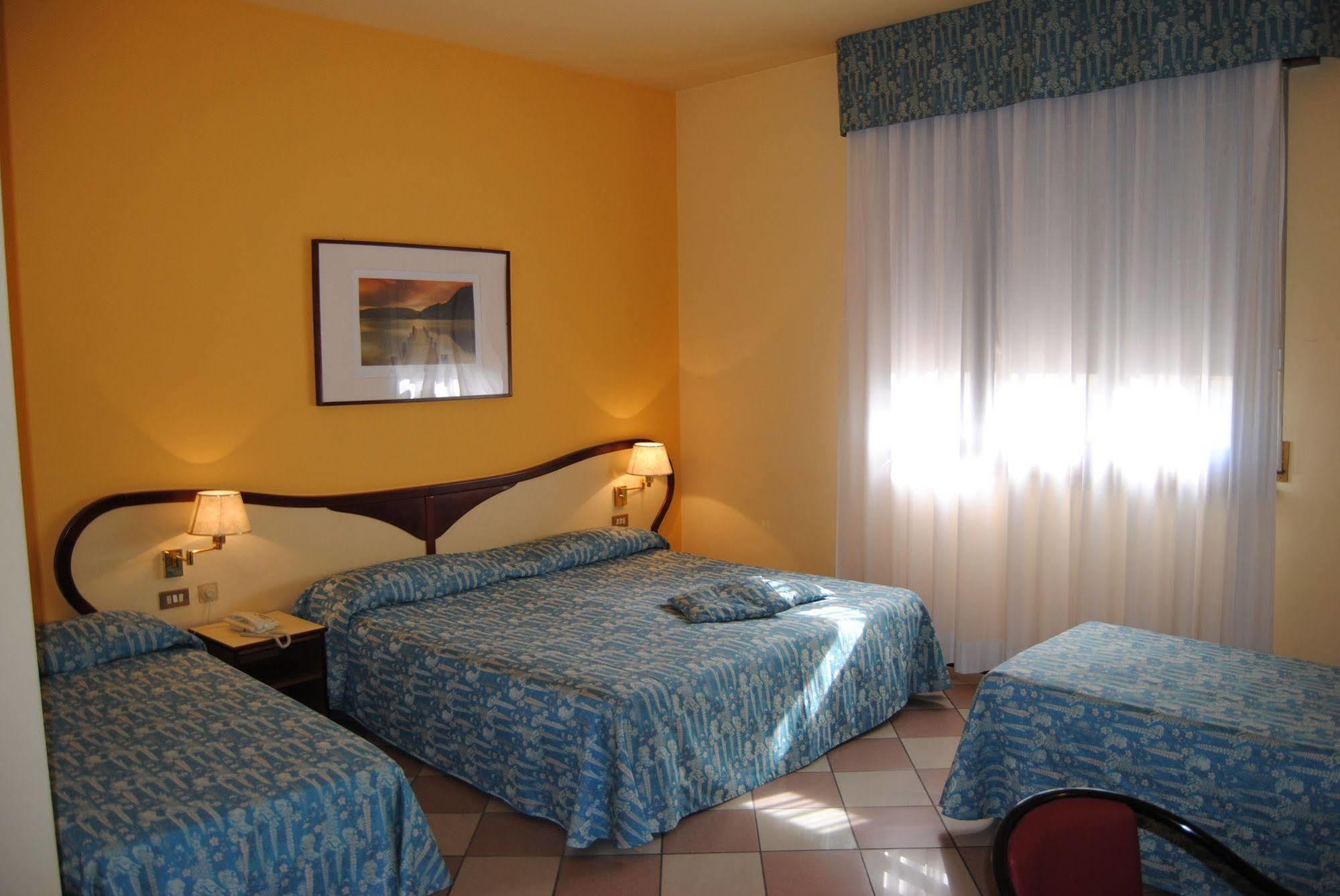 Hotel La Fenice Формиджине Екстериор снимка