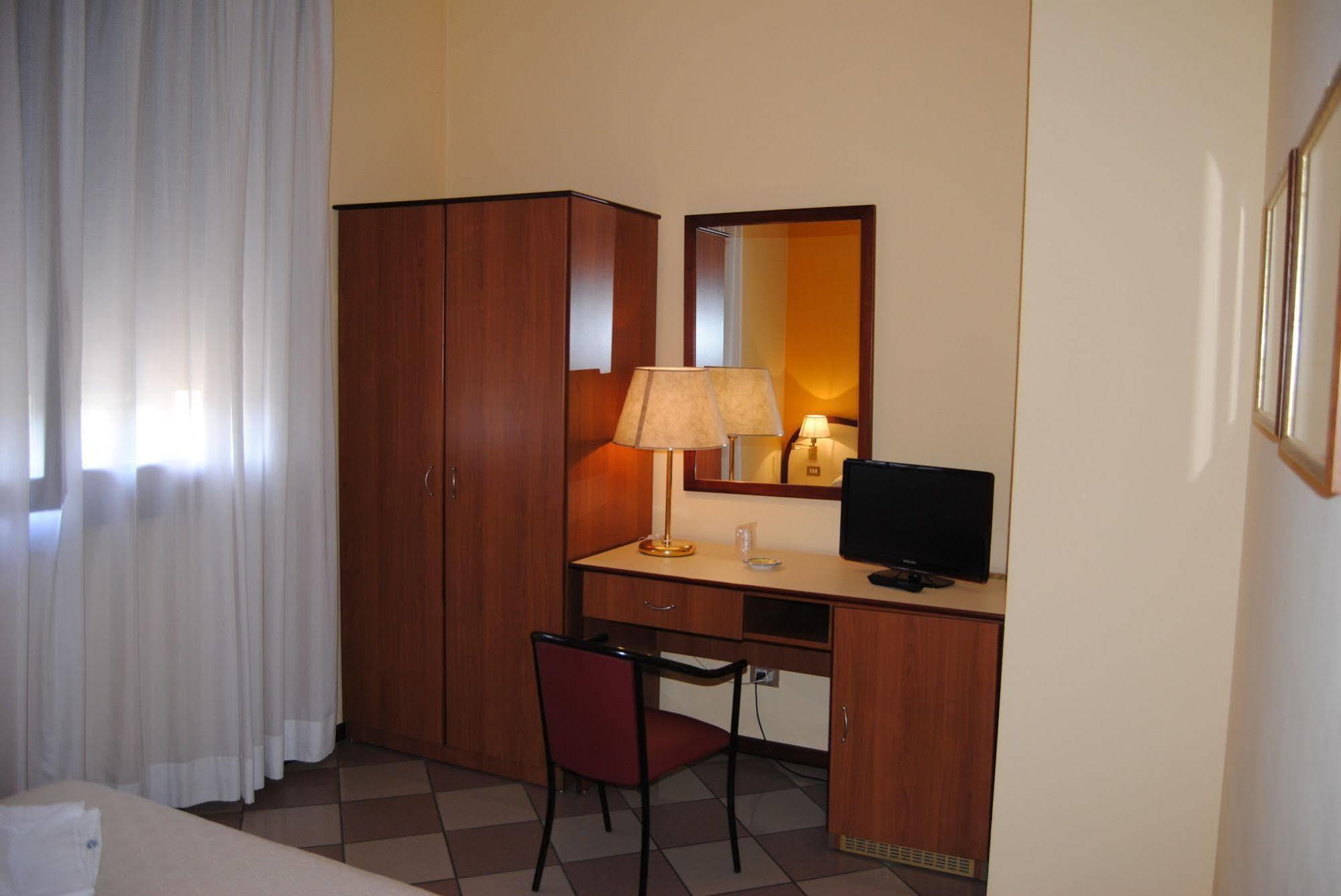 Hotel La Fenice Формиджине Екстериор снимка