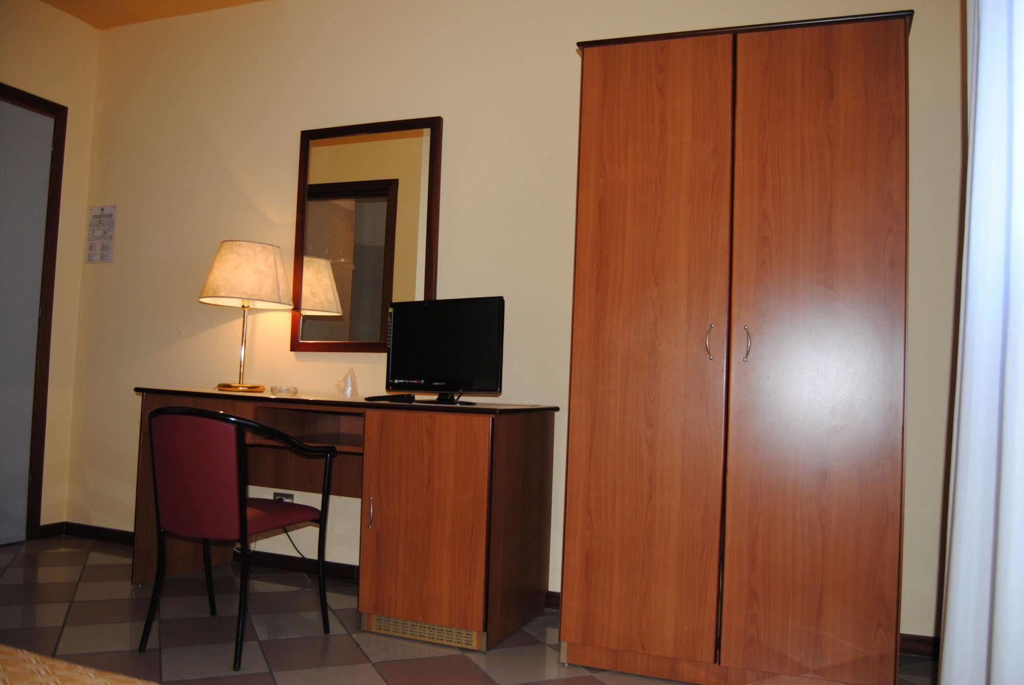 Hotel La Fenice Формиджине Екстериор снимка