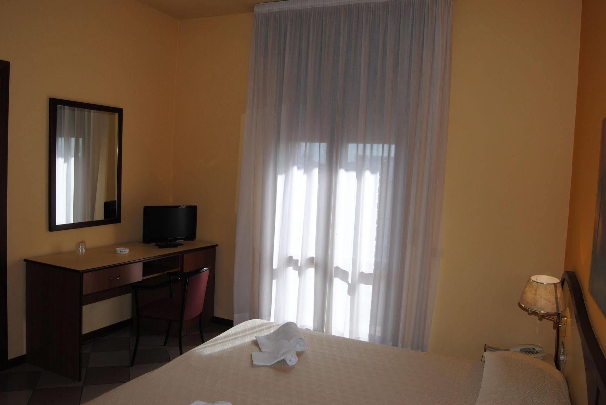 Hotel La Fenice Формиджине Екстериор снимка