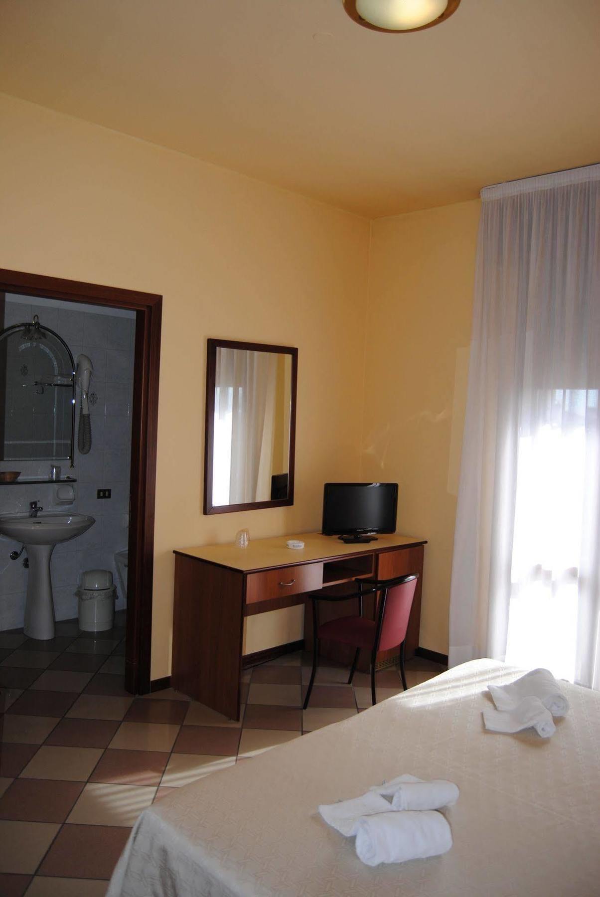 Hotel La Fenice Формиджине Екстериор снимка